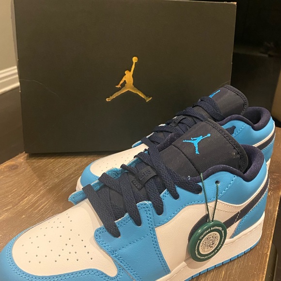 2021 Air Jordan Low GS 'UNC' Never Worn youth or Size Women's
